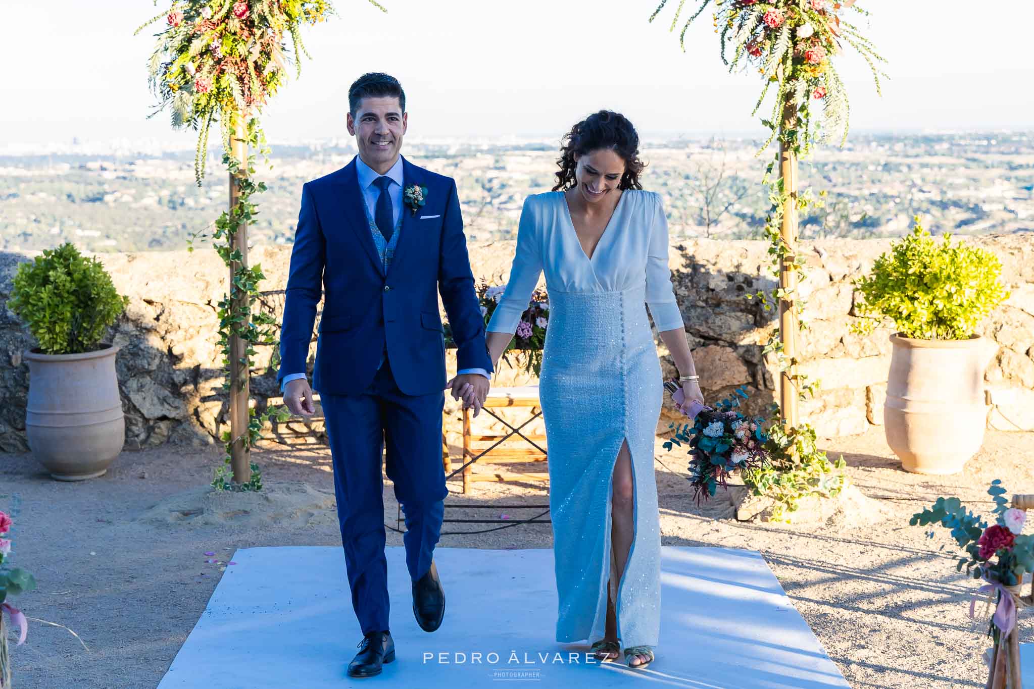 Novios saliendo después de decir "si quiero" en la Finca Najaraya de Madrid