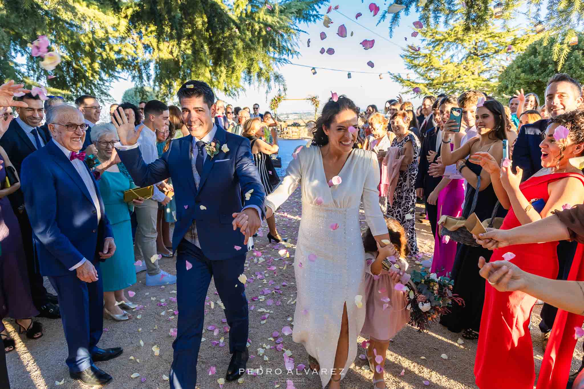 Novios saliendo después de decir "si quiero" en la Finca Najaraya de Madrid