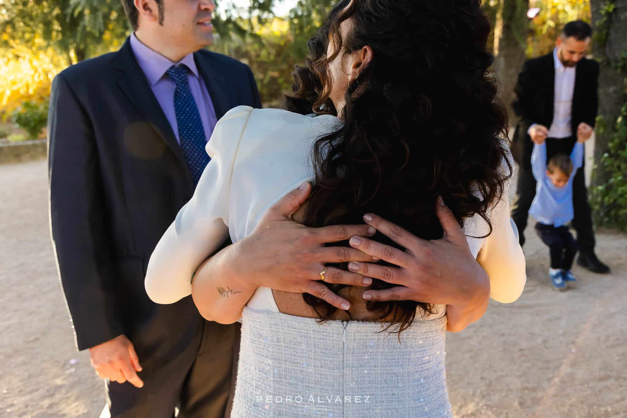 Fotógrafo de Boda Finca Najaraya Madrid_abrazo de un invitado a la novia