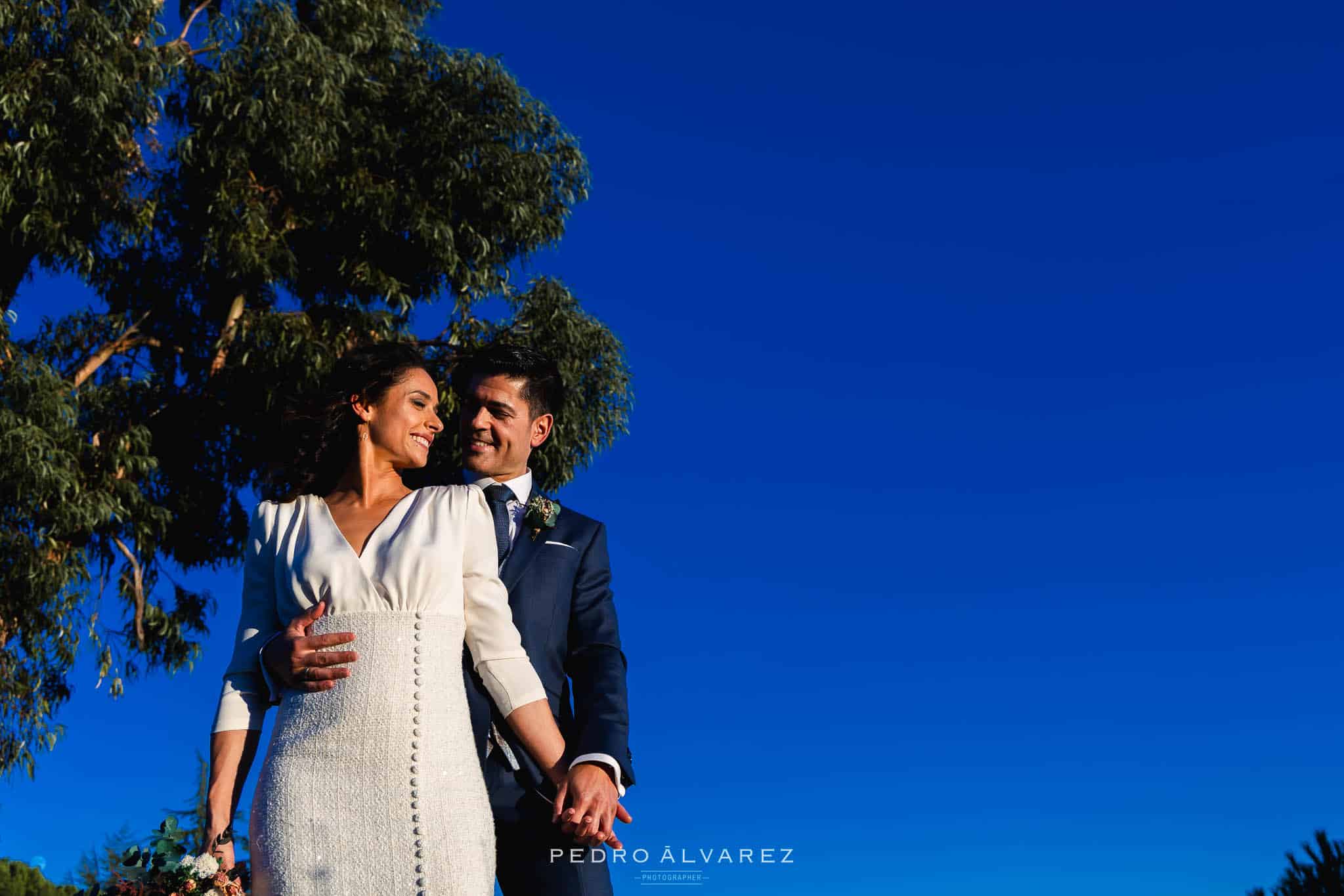 Fotógrafo de Boda Finca Najaraya Madrid haciendo la sesión de fotos de los novios con árboles y cielo azul