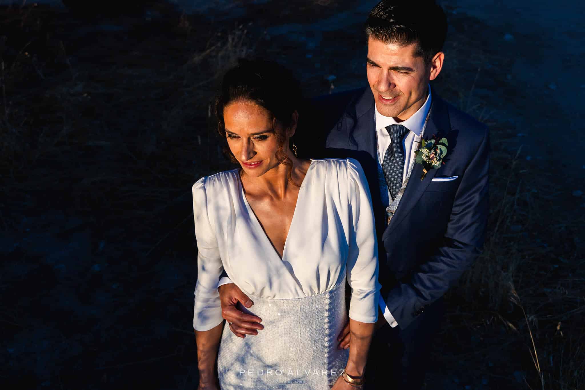 Fotógrafo de Boda Finca Najaraya Madrid haciendo la sesión de fotos de los novios abrazados viendo la puesta de sol