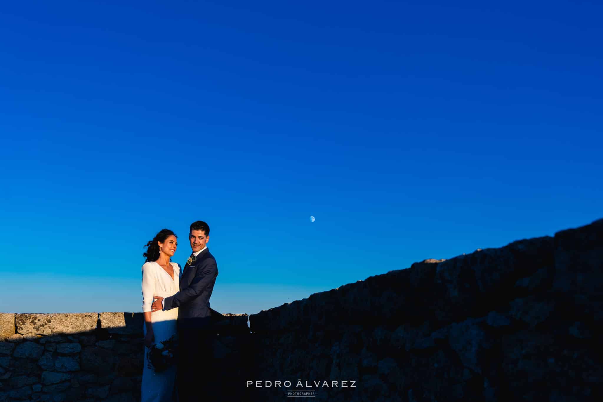 Fotógrafo de Boda Finca Najaraya Madrid haciendo la sesión de fotos de los novios con la luna de fondo
