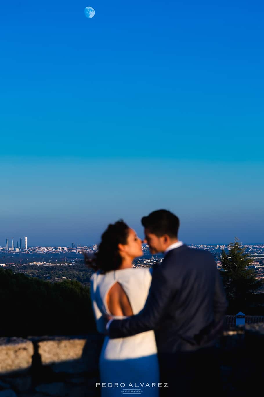 Fotógrafo de Boda Finca Najaraya Madrid haciendo la sesión de fotos de los novios con Madrid enfocado de fondo