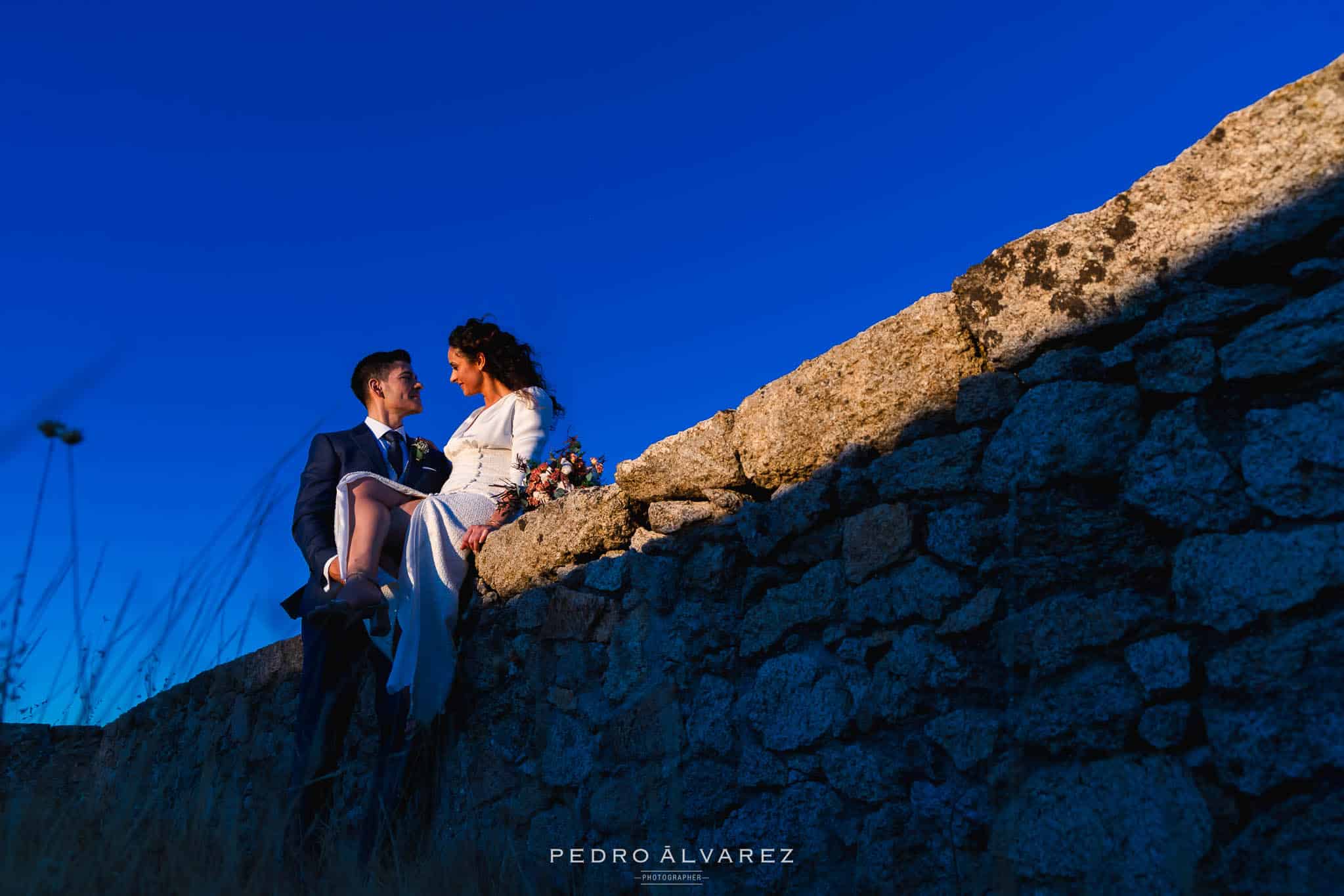 Fotógrafo de Boda Finca Najaraya Madrid haciendo la sesión de fotos de los novios con el cielo azul de fondo