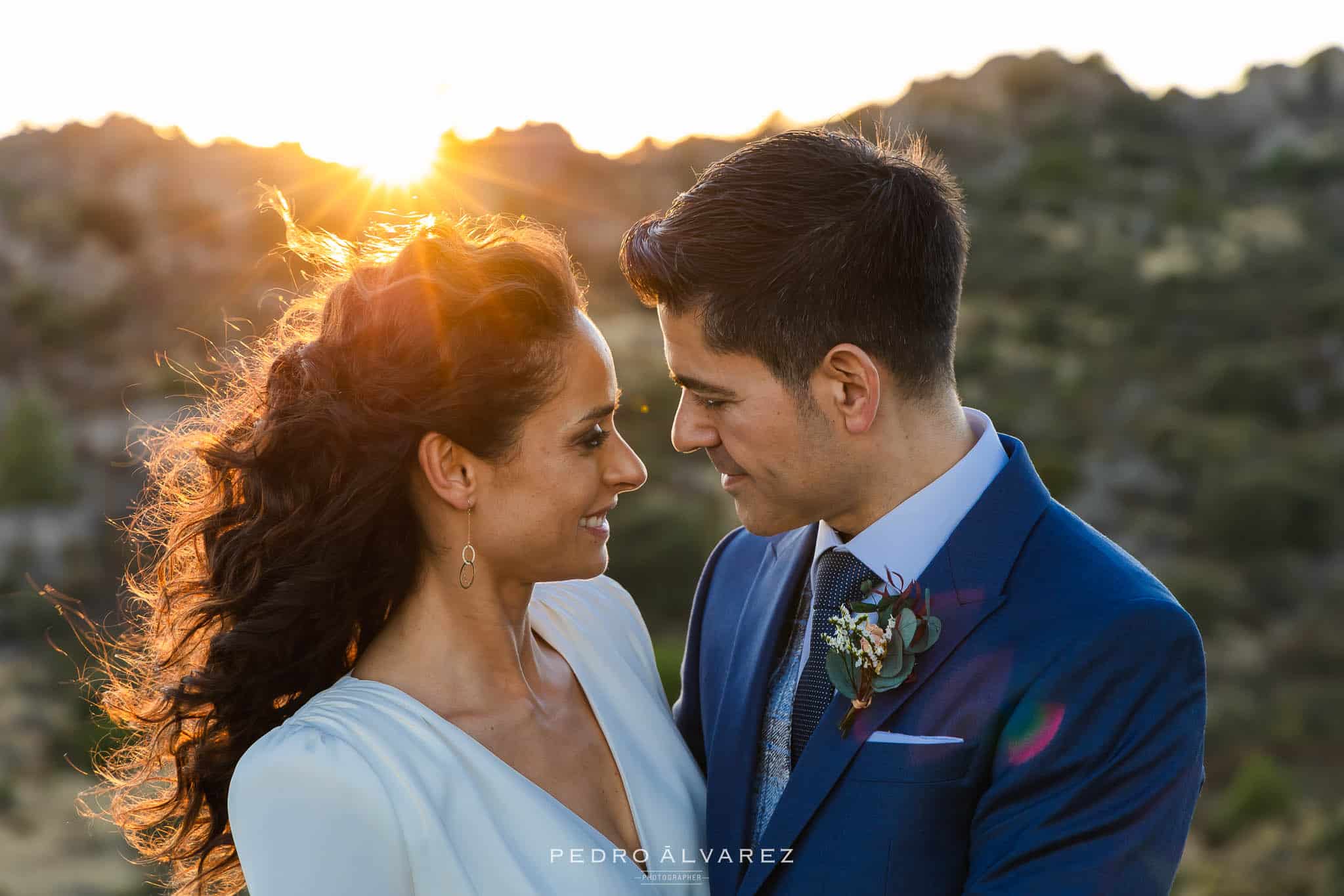 Mirada complice de los novios en el día de su boda