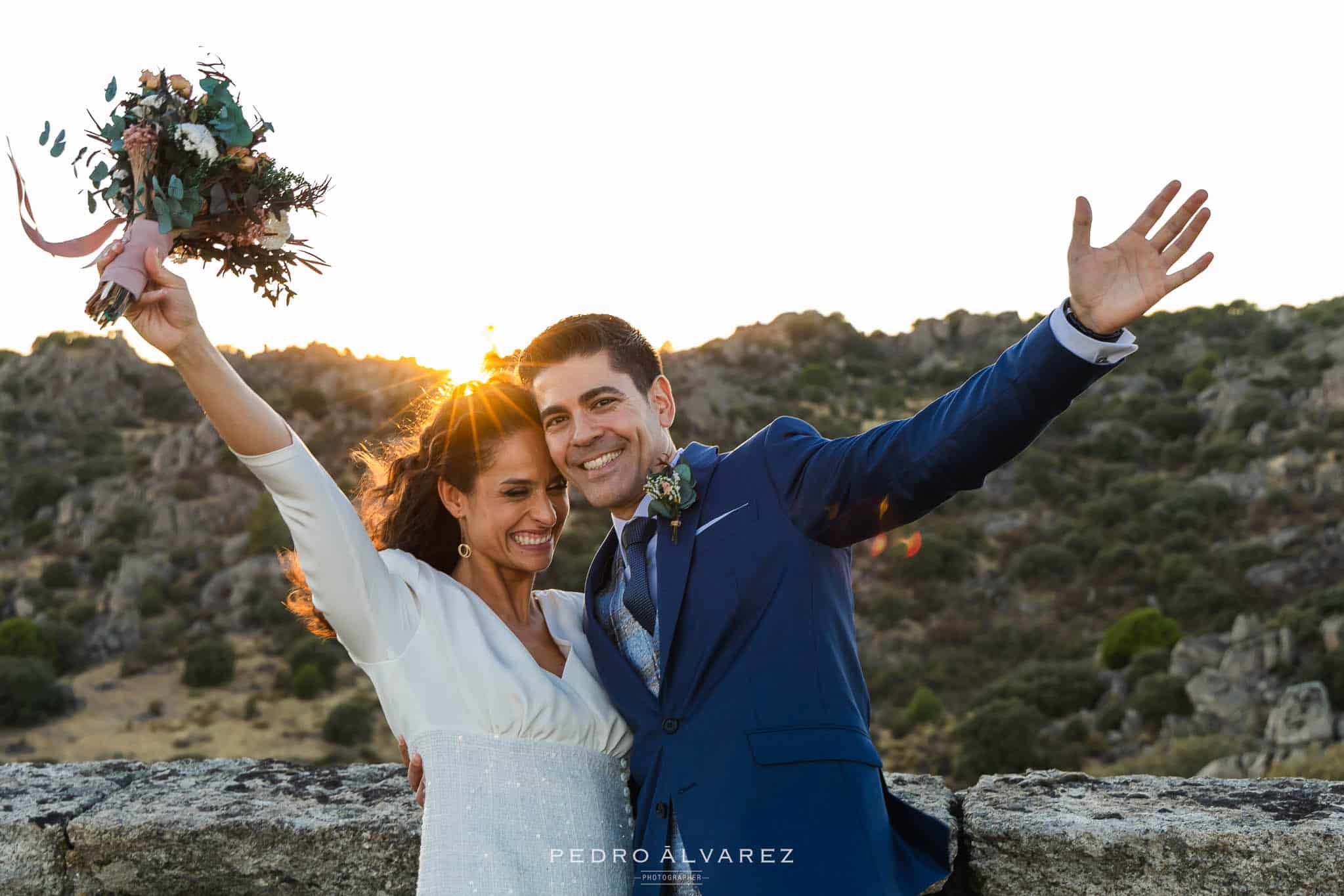Novios festejando en el dia de su boda en Madrid