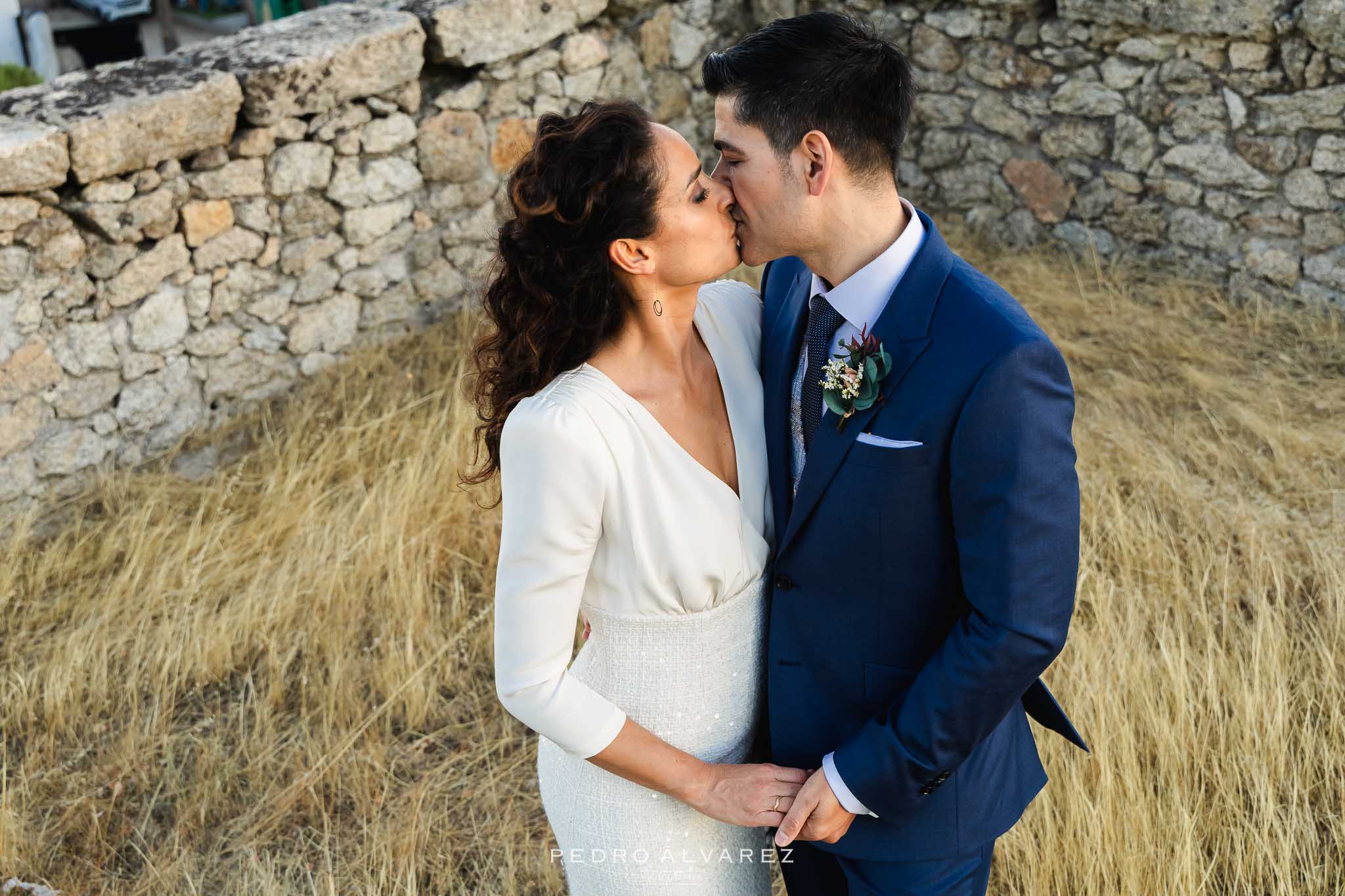 Fotógrafo de Boda Finca Najaraya Madrid haciendo la sesión de fotos de los novios cuando se están besando
