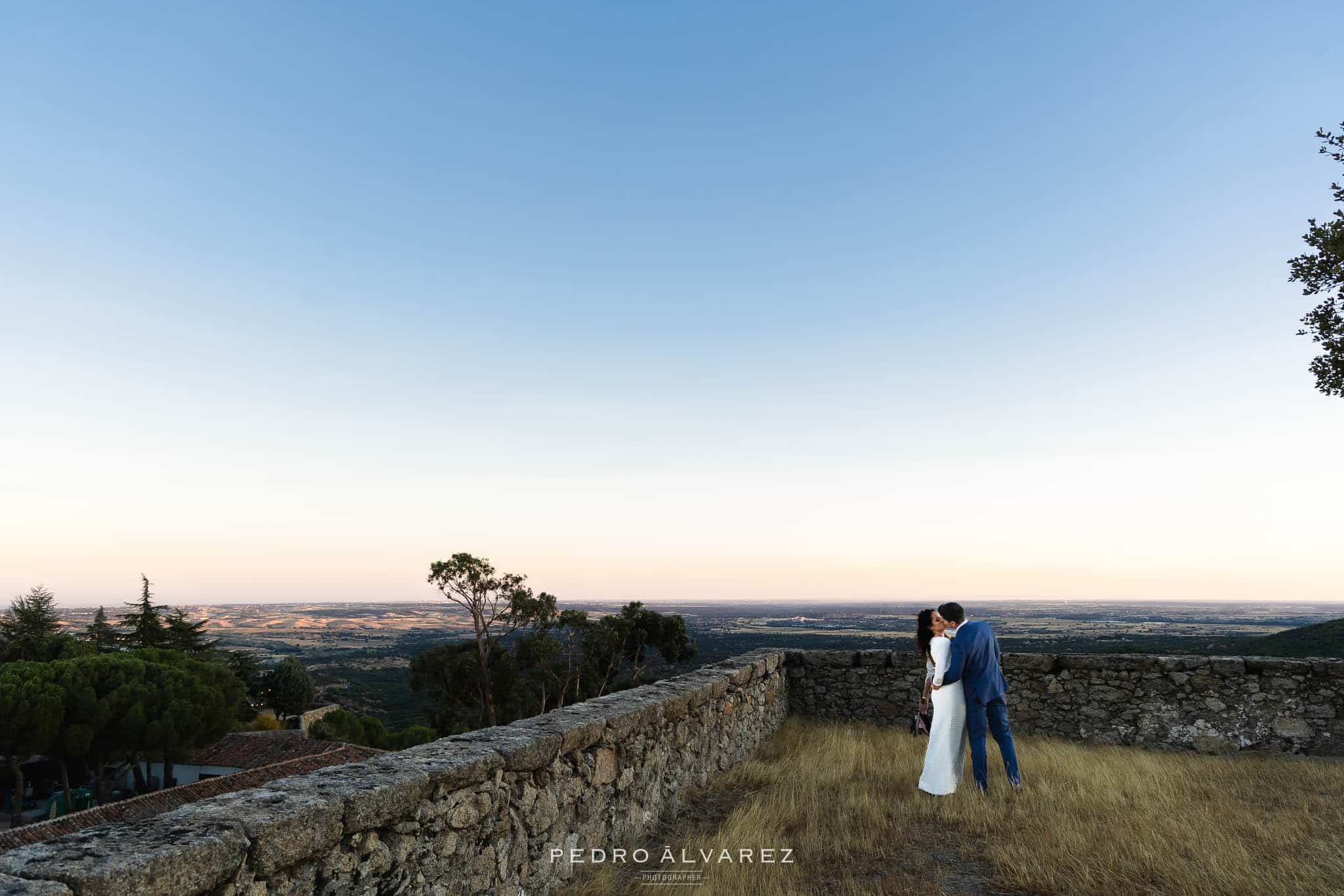 Fotógrafo de Boda Finca Najaraya Madrid haciendo la sesión de fotos de los novios con Madrid de fondo