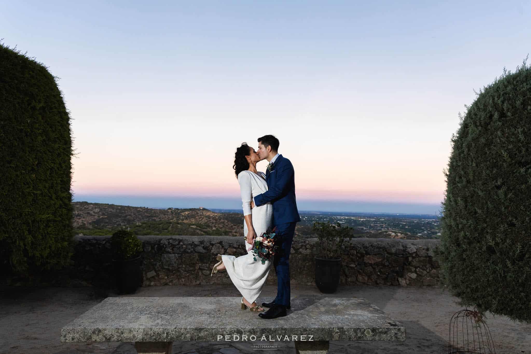 Fotógrafo de Boda Finca Najaraya Madrid haciendo la sesión de fotos de los novios con Madrid de fondo