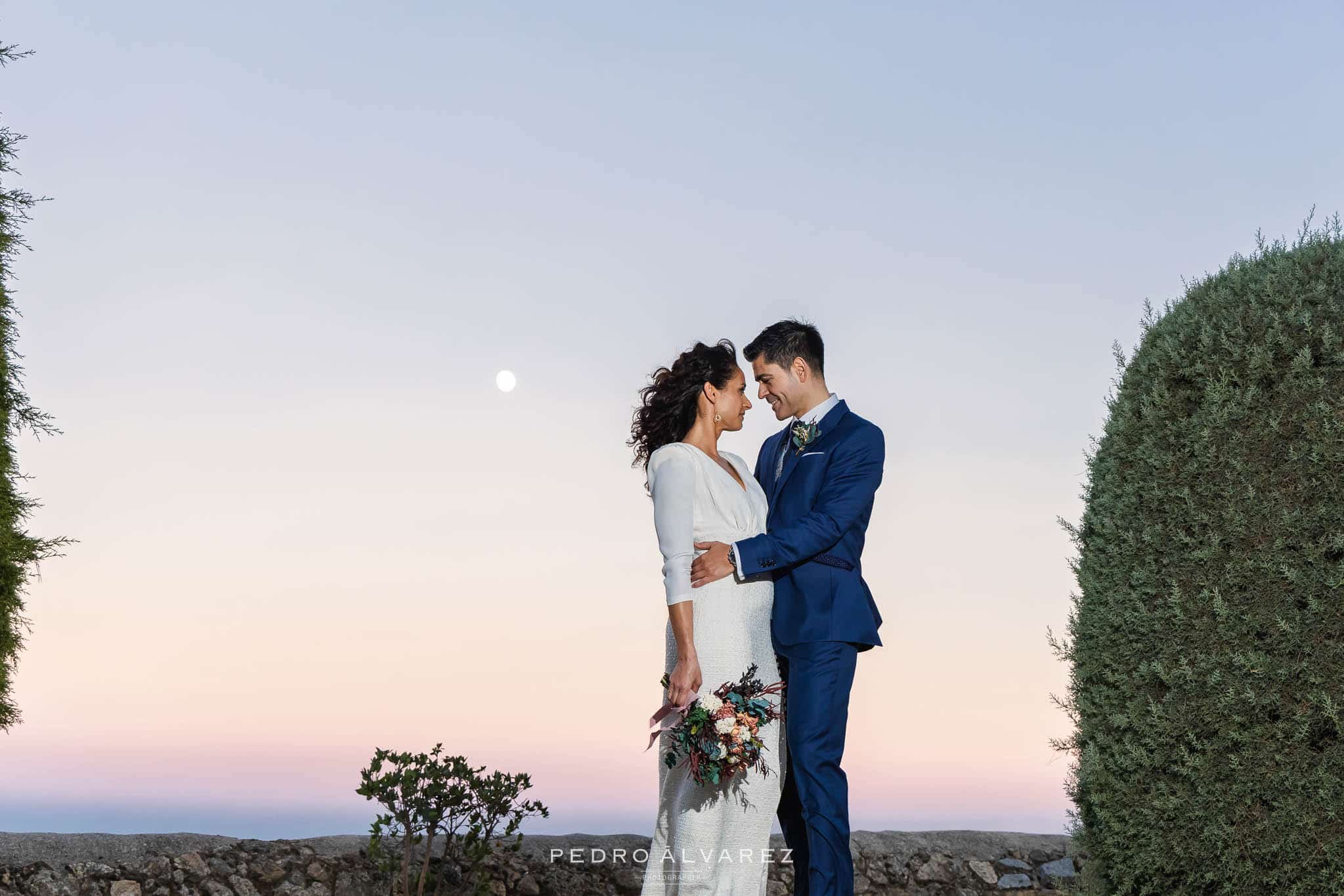 Fotógrafo de Boda Finca Najaraya Madrid haciendo la sesión de fotos de los novios con Madrid de fondo