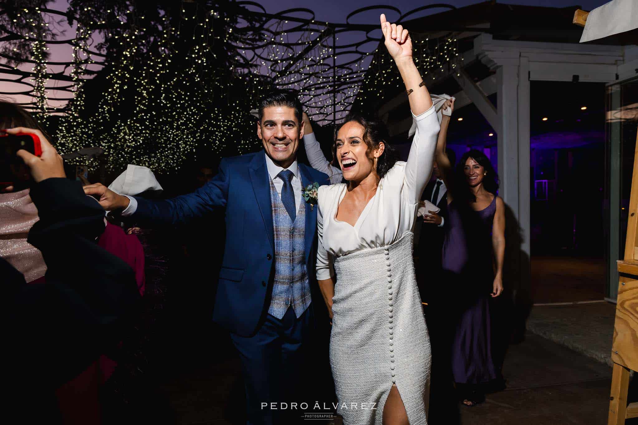 Novios entrando en el coctel de su boda festejando con los invitados