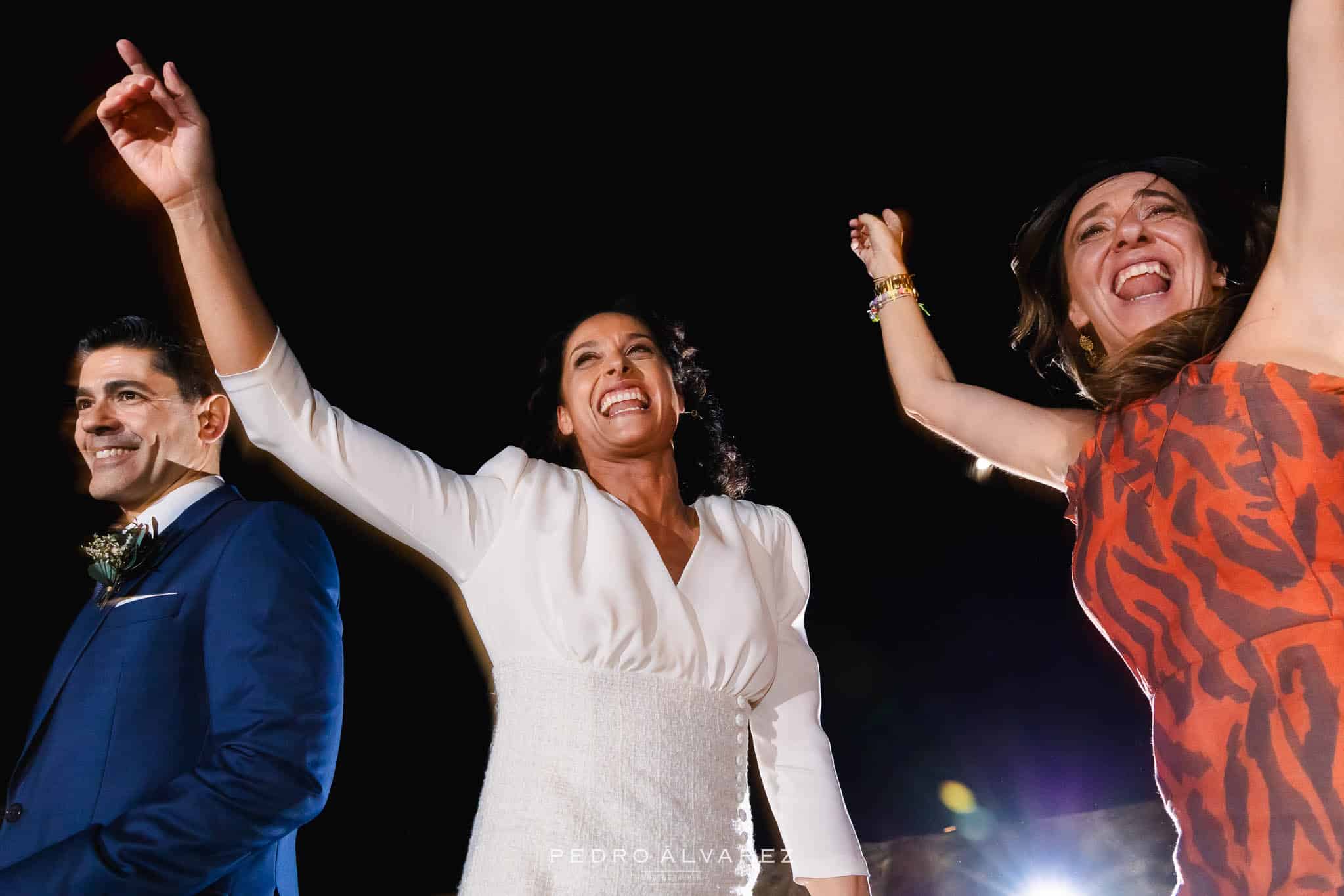Novios entrando en el coctel de su boda festejando con los invitados en la Finca Najaraya de Madrid