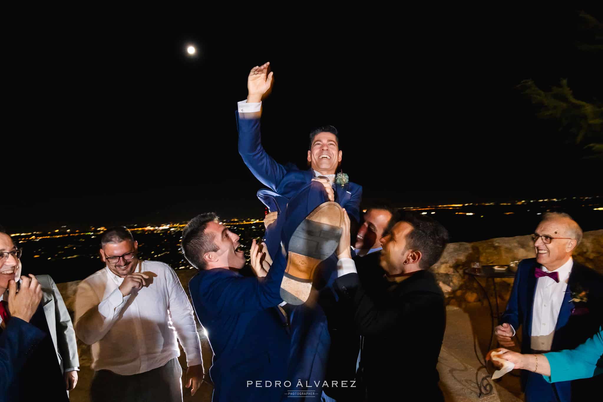 Manteo del novo en su Boda Finca Najaraya Madrid