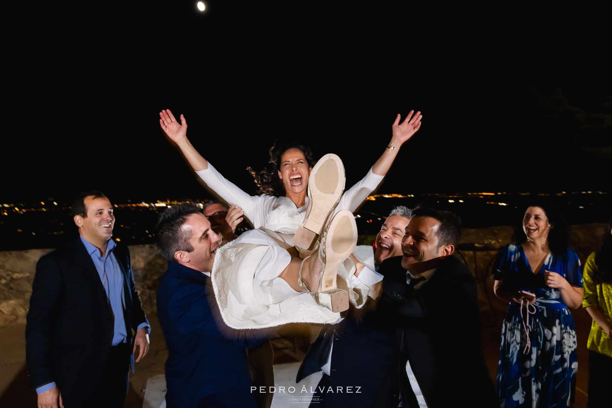 Manteo de la novia en su Boda Finca Najaraya Madrid