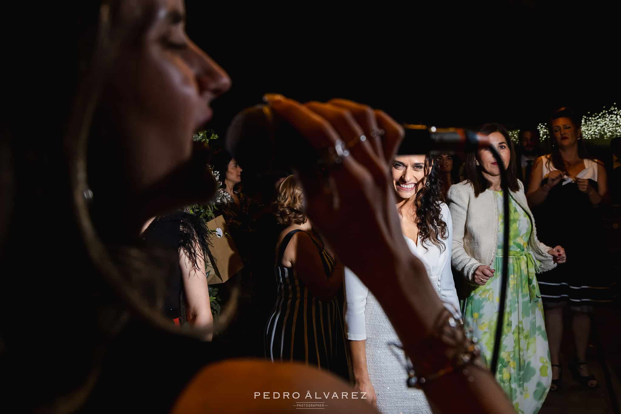 Novia observa a la cantante Carmen Lillo mientras ameniza su boda