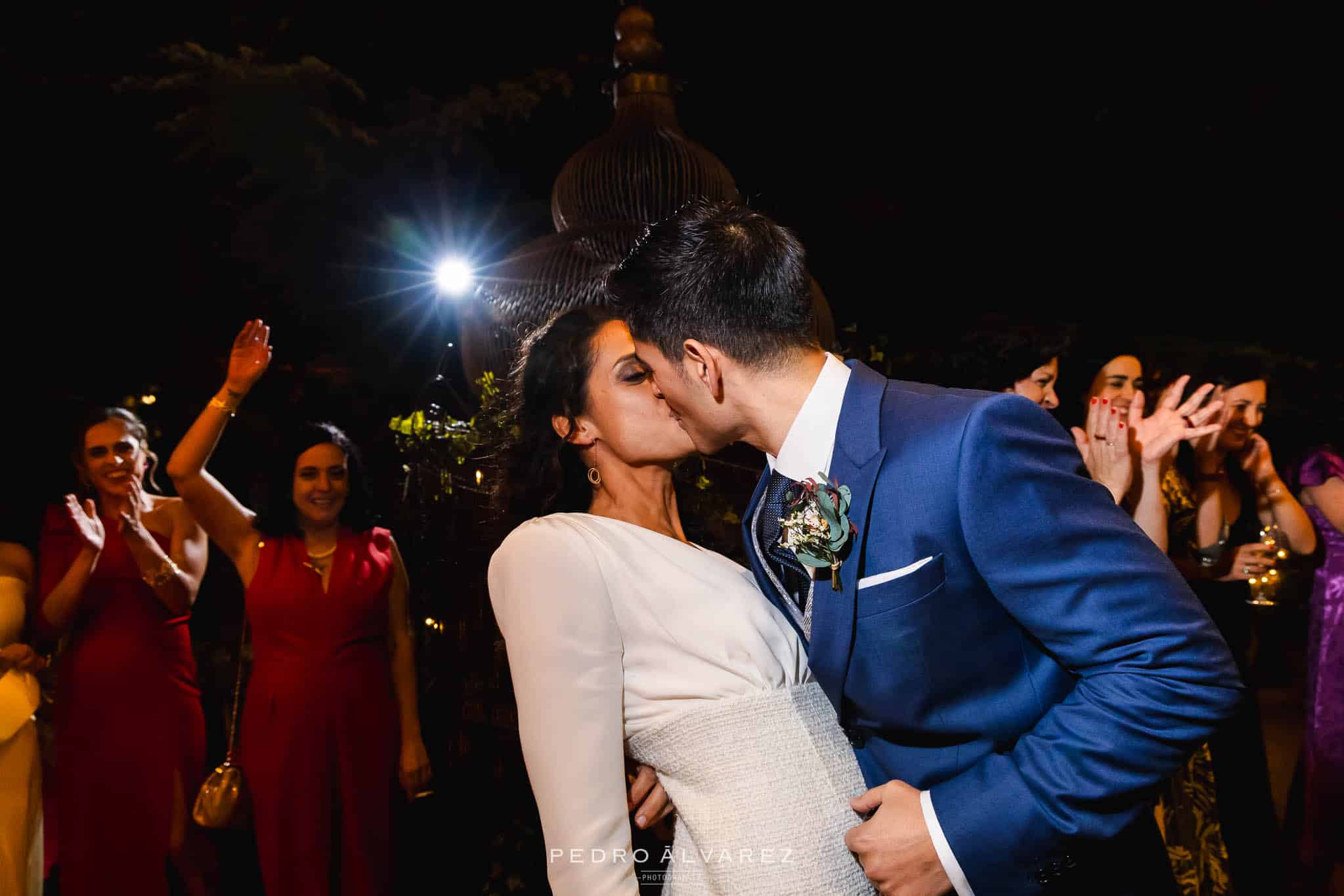 Boda Finca Najaraya Madrid con los novios besándose