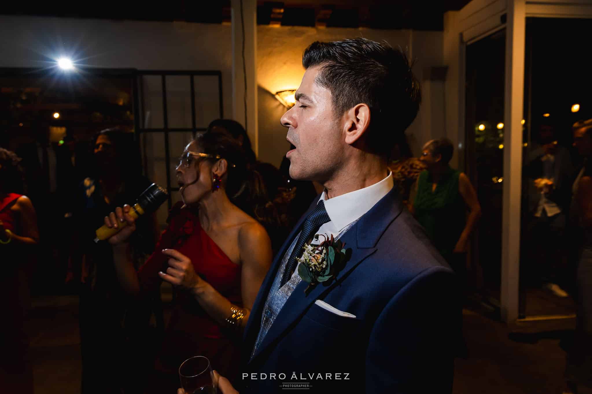 Novio divirtiéndose en su boda en Madrid