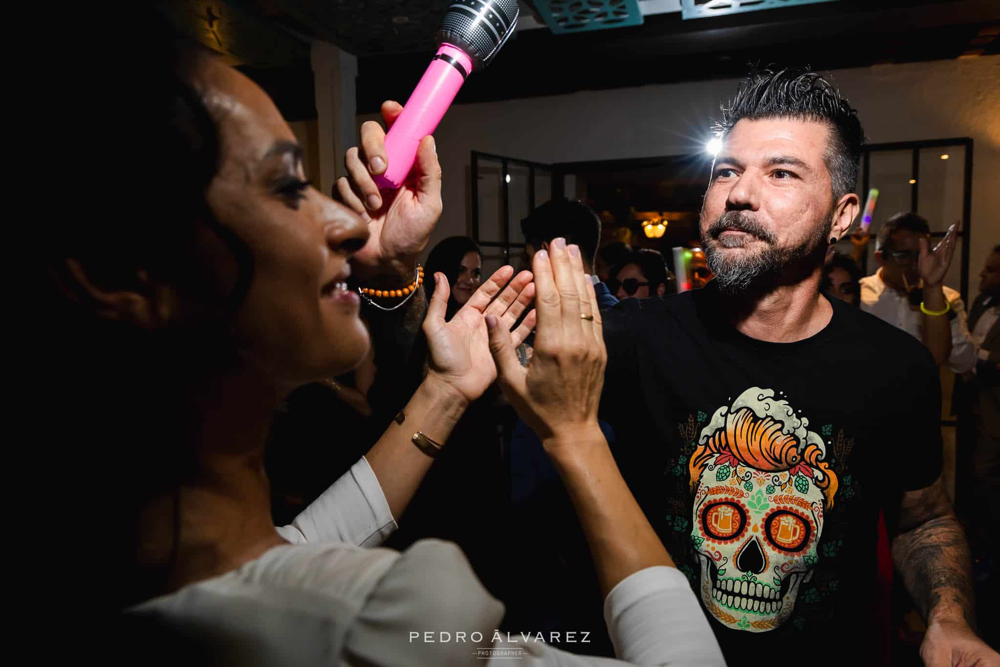 Novia divirtiéndose en su boda con sus amigos