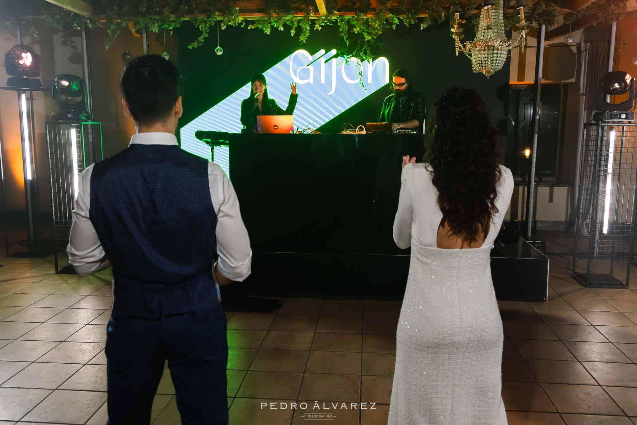 Novios a punto de su primer baile en la Finca Najaraya amenizados por Aguacate y Mango