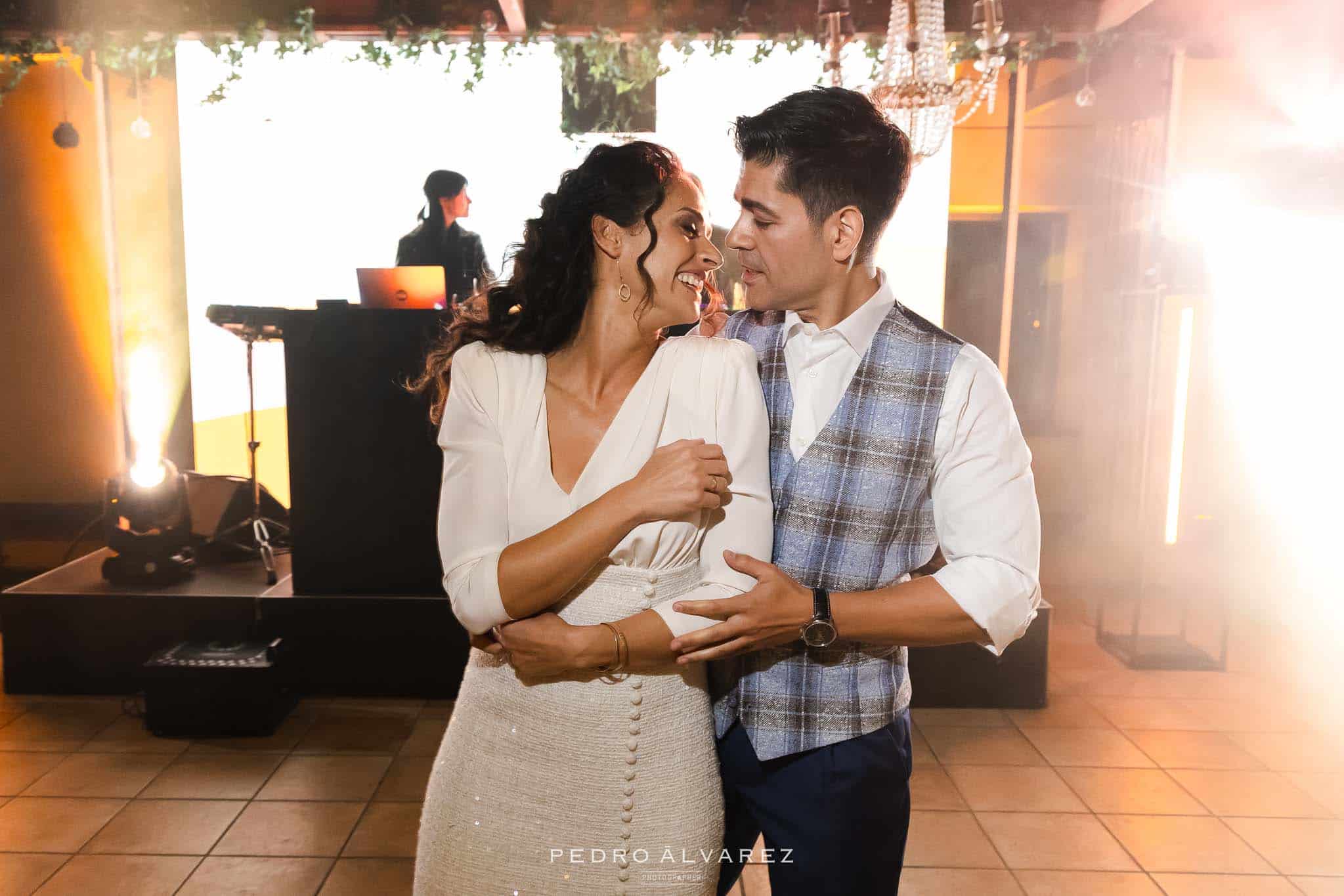 Novios en su primer baile en la Finca Najaraya amenizados por Aguacate y Mango
