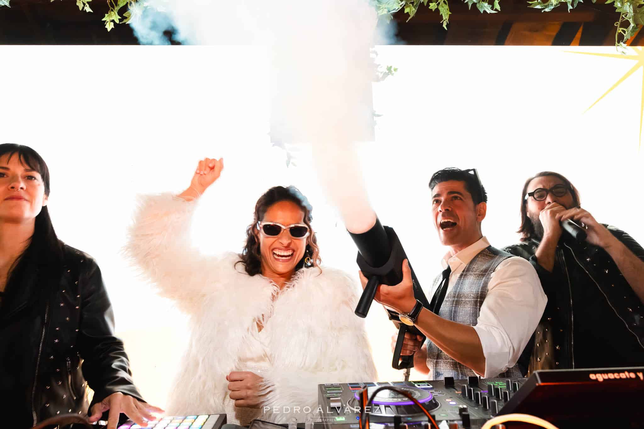 Novios disparando humo amenizados por Aguacate y Mango DJs