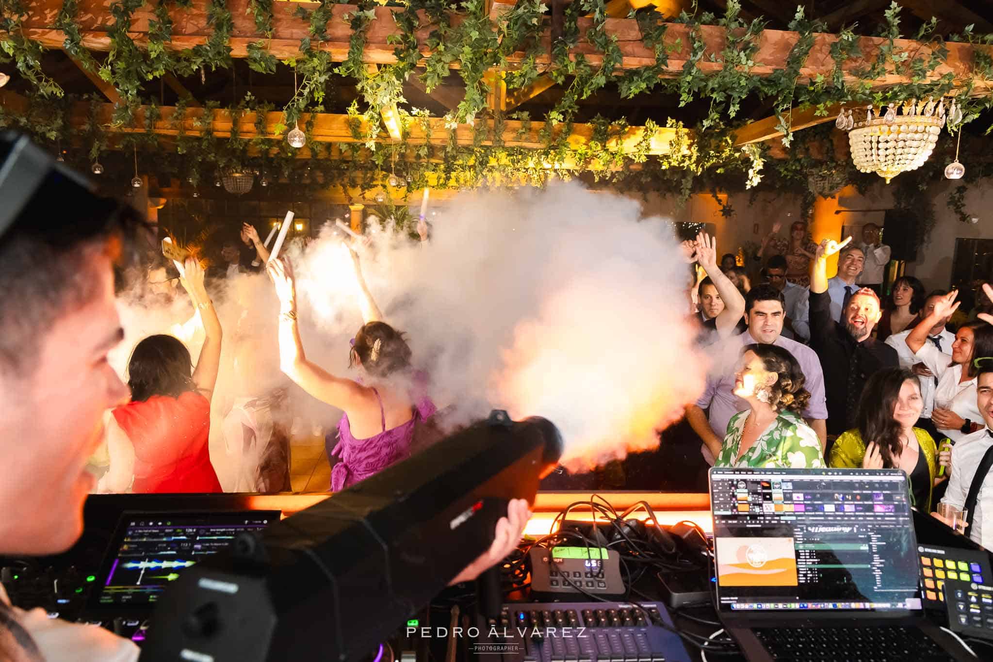 Invitados de la boda recibiendo el humo y amenizados por Aguacate y Mango DJs