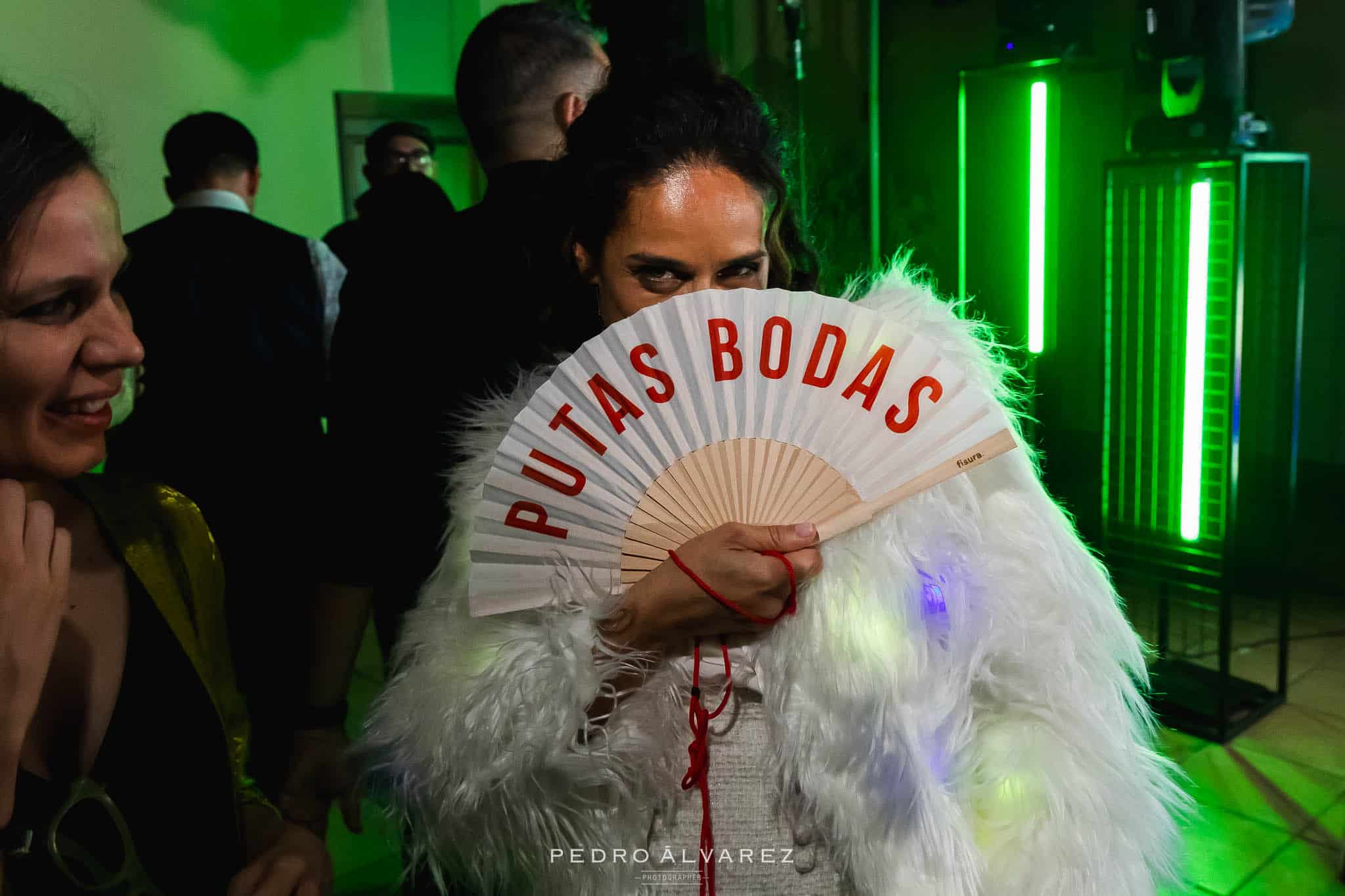 Fotógrafo de Boda Finca Najaraya Madrid_Novia en la fiesta con Aguacate y Mango