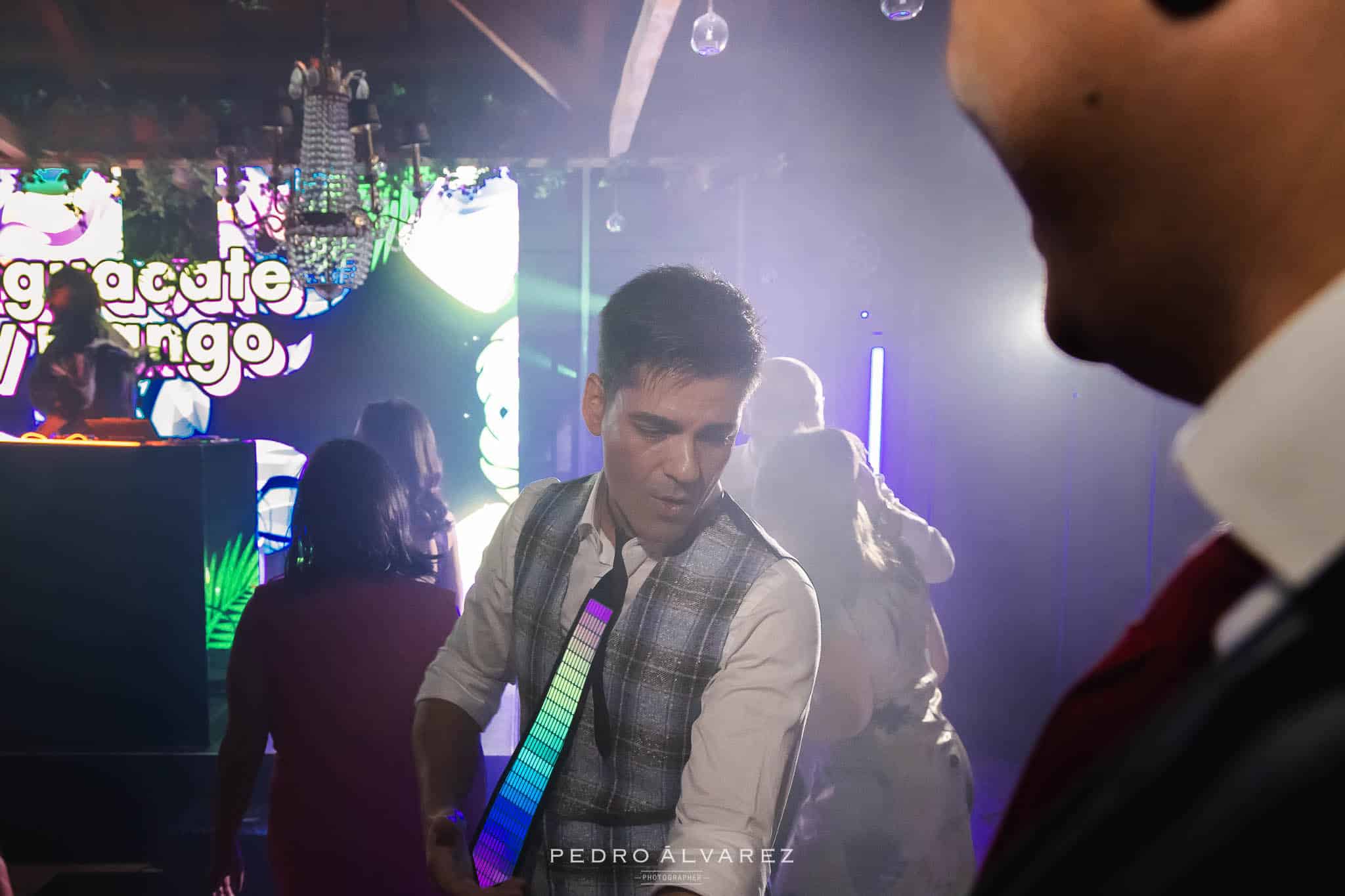 Novio en la fiesta con Aguacate y Mango