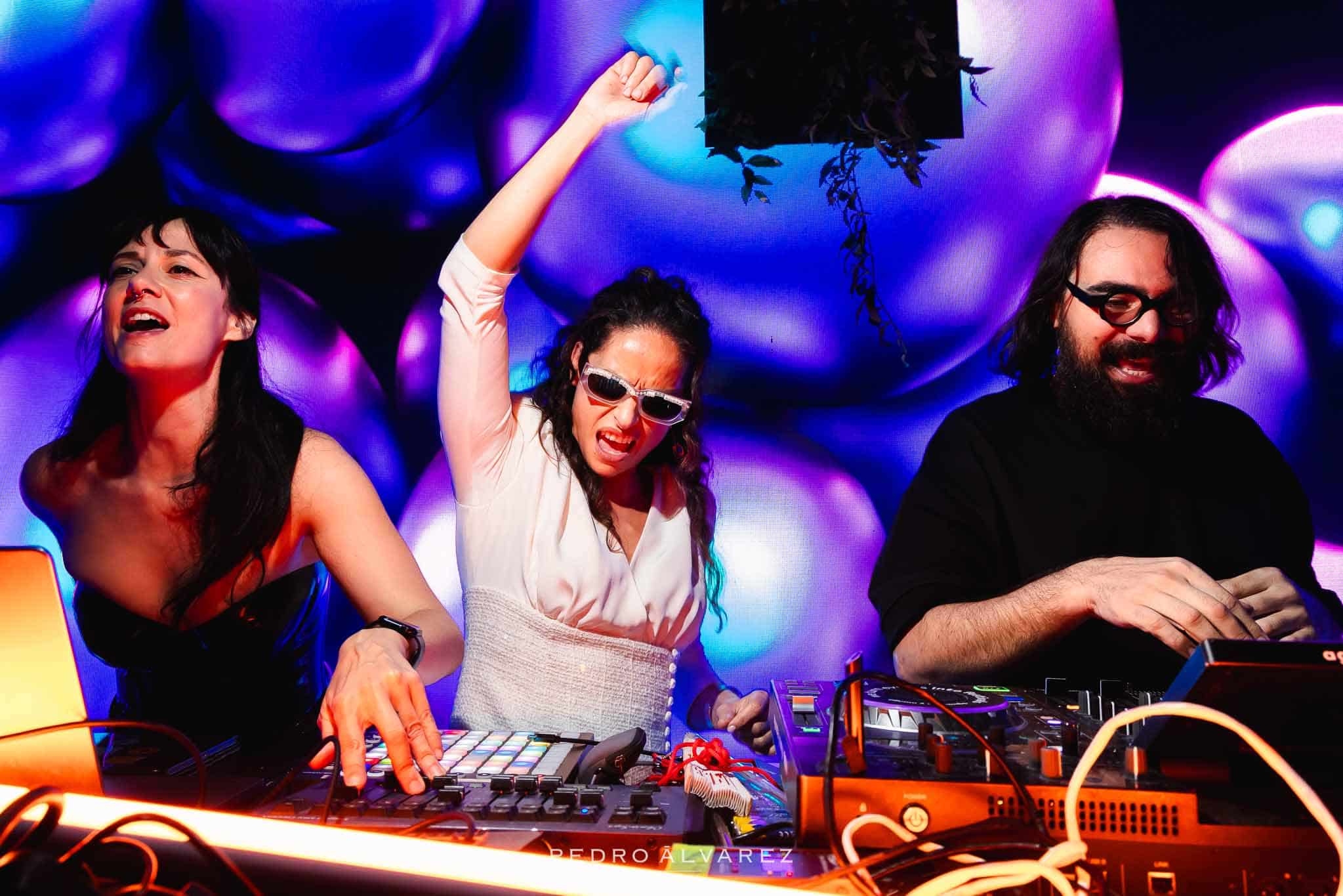 Aguacate y Mango DJs amenizando una boda en Madrid con la novia