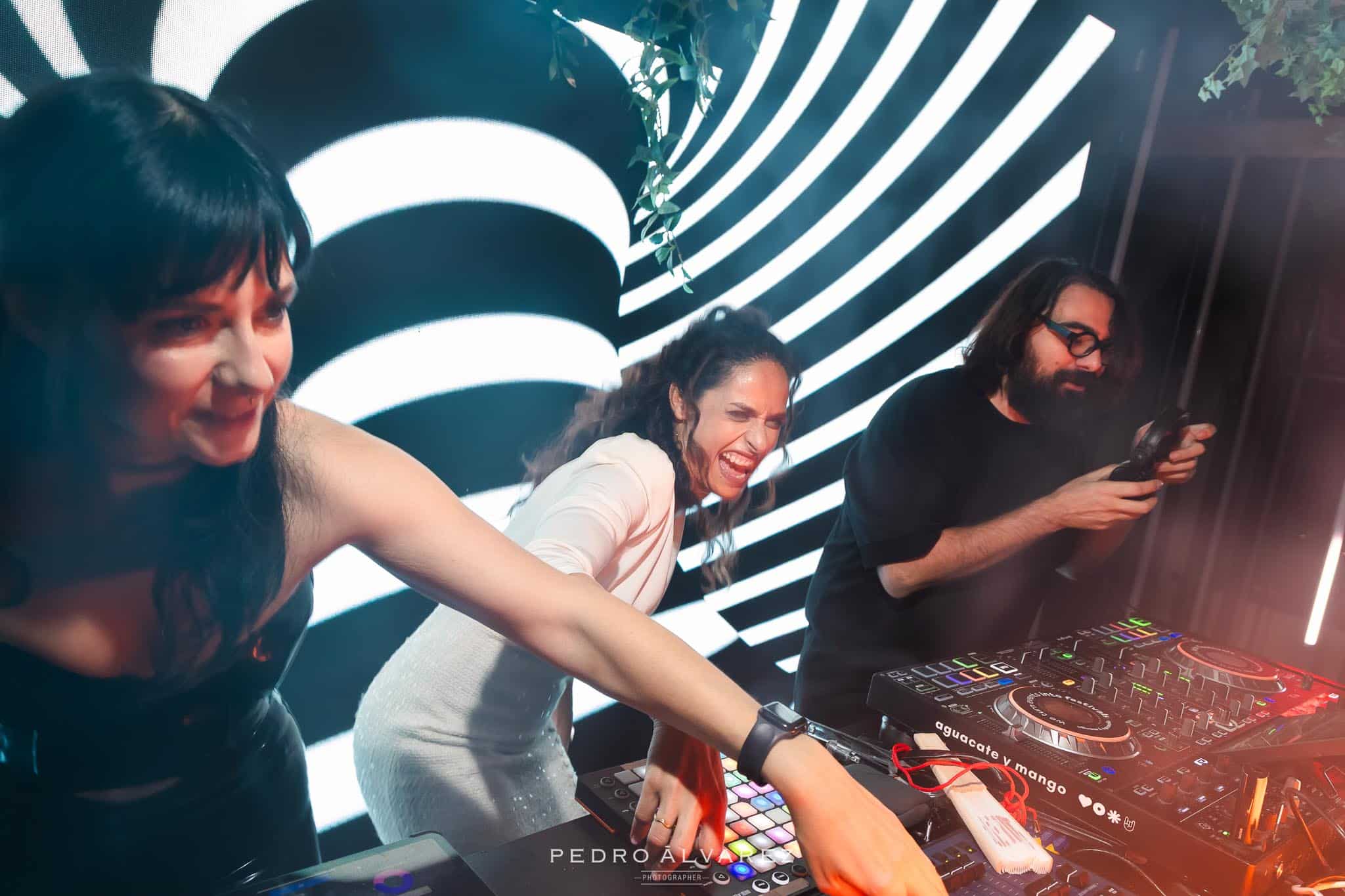 Aguacate y Mango DJs amenizando una boda en Madrid con la novia disfrutando