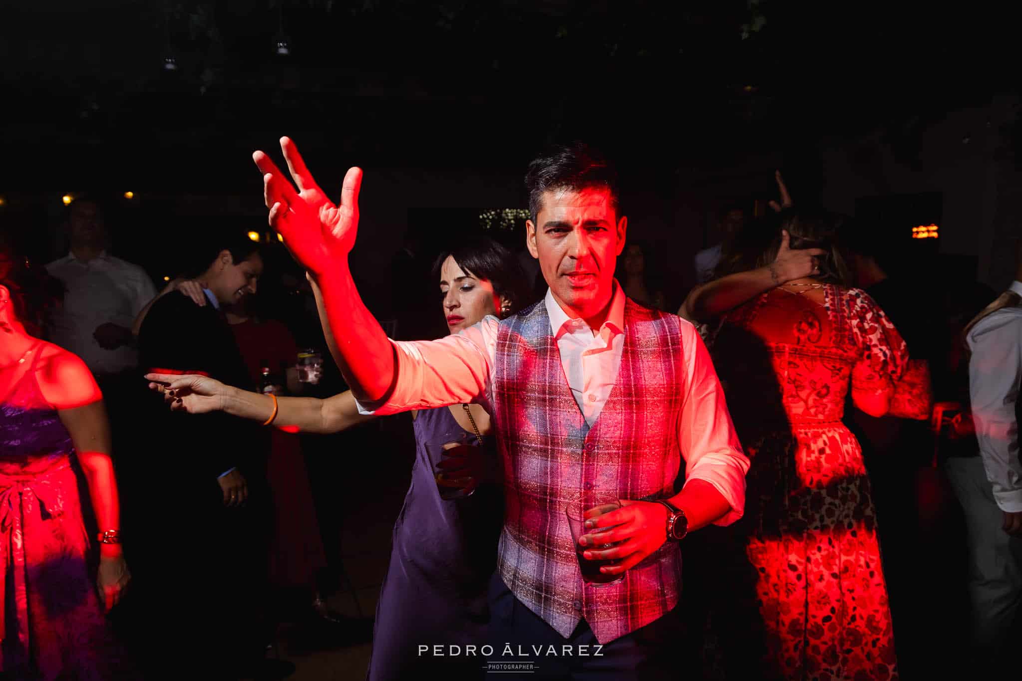 Aguacate y Mango DJs amenizando una boda en Madrid con el novio