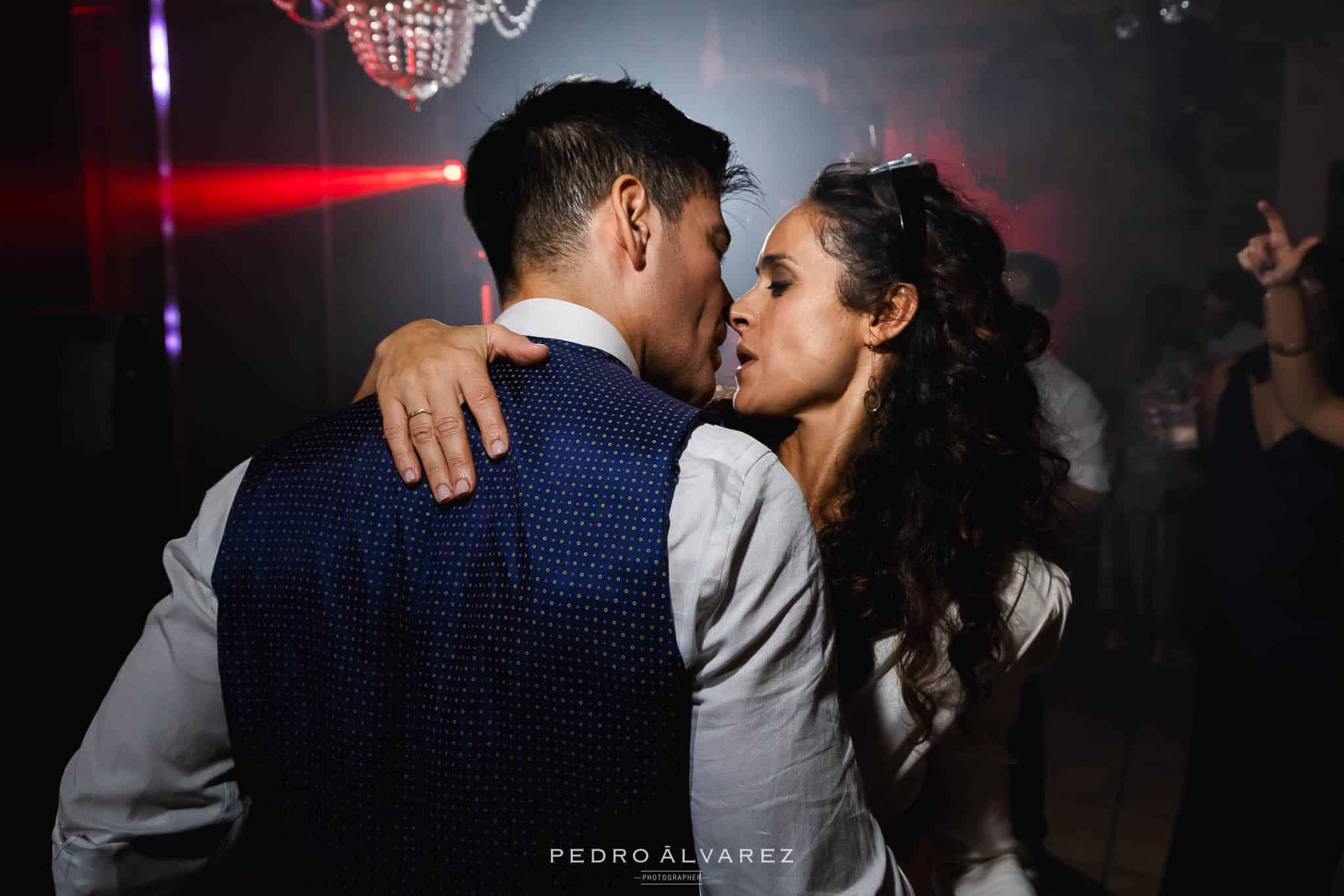 Aguacate y Mango DJs amenizando una boda en Madrid con los novios besándose