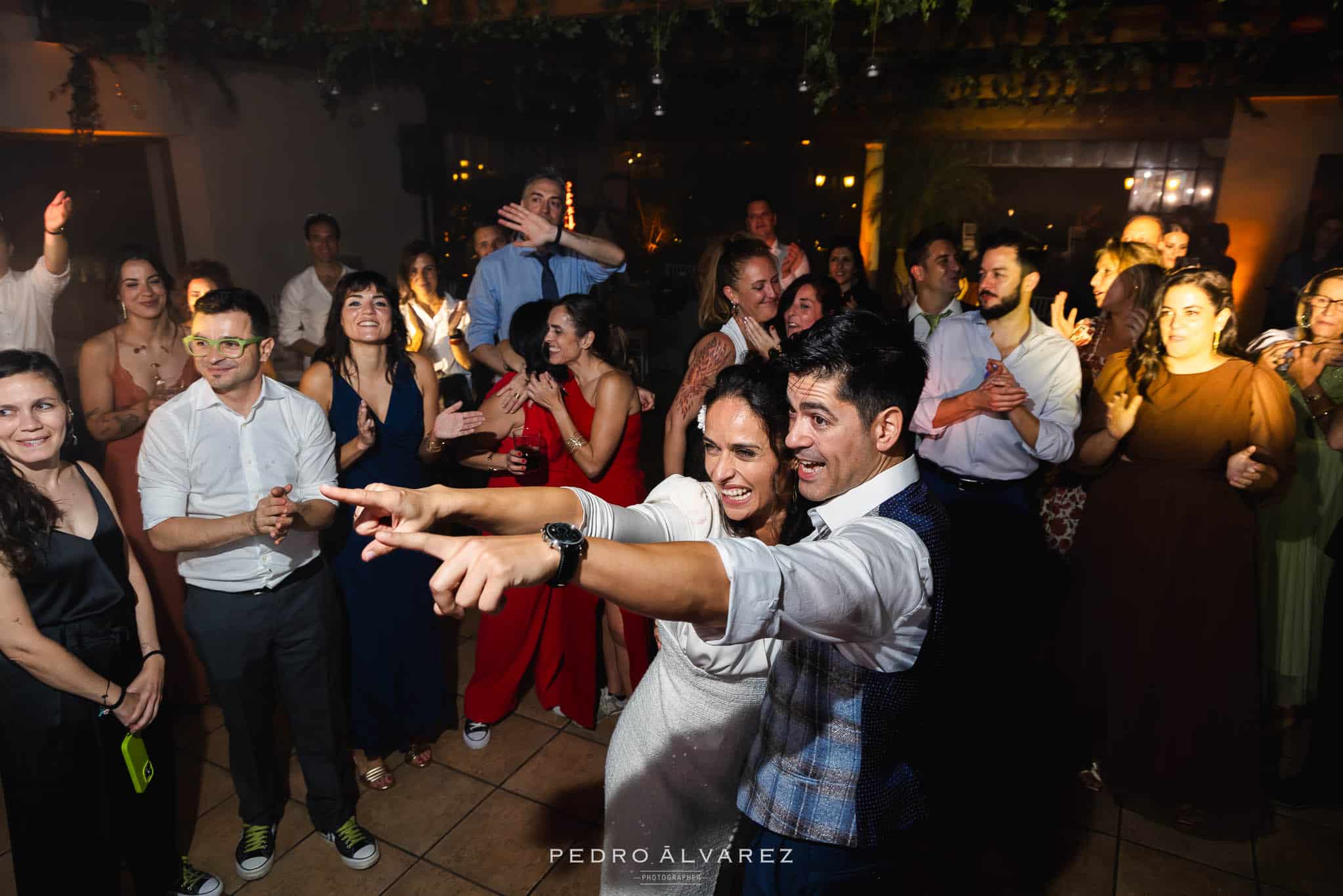 Finalizando la boda de Ana y Javi en la Finca Najaraya de Madrid señalando a los invitados