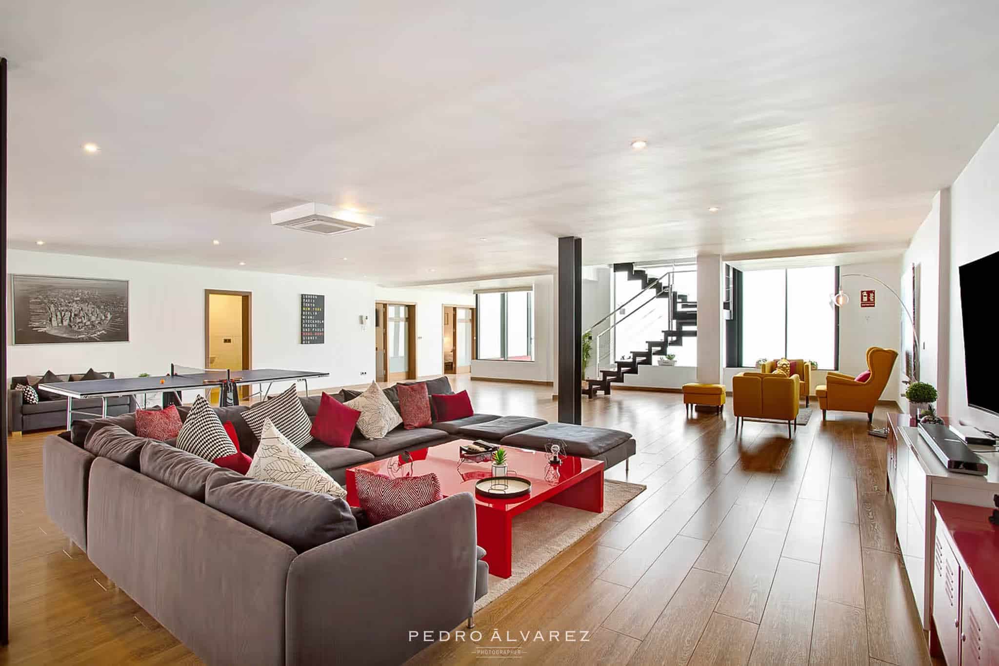 Fotografía de interiorismo, vivienda vacacional y arquitectura Fotografía de salón espacioso en vivienda vacacional y arquitectura en Gran Canaria