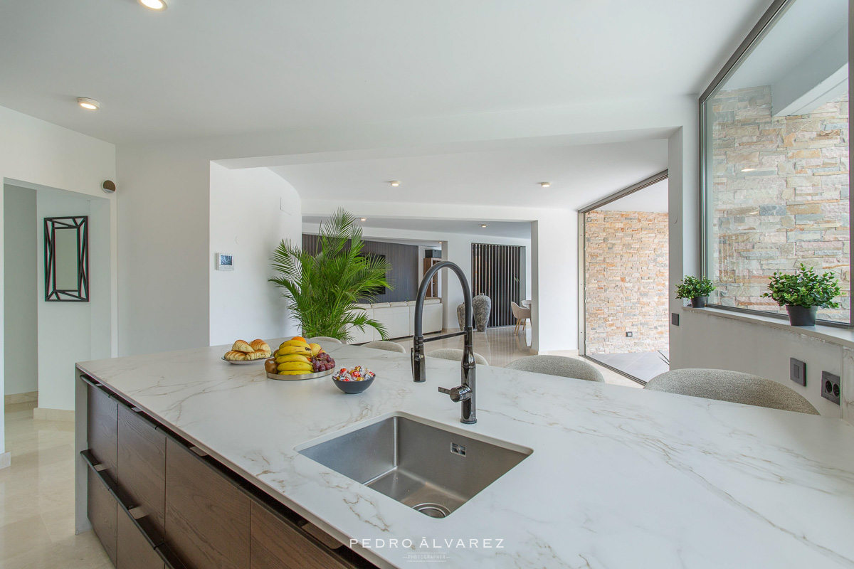 Fotografía de interiorismo, vivienda vacacional y arquitectura Fotografía de cocina luminosa en vivienda vacacional de Gran Canaria