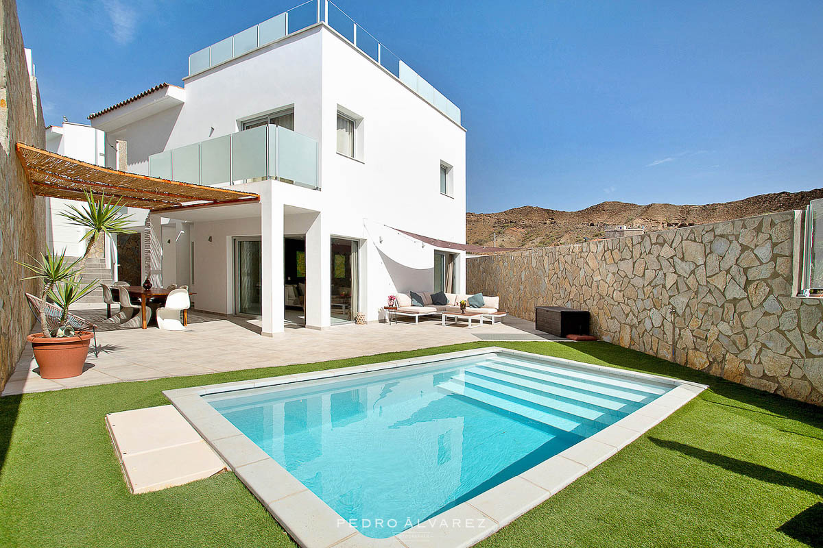 Fotografía de interiorismo, vivienda vacacional y arquitectura Fotografia de Piscina privada en villa de alquiler turístico en Las Palmas de Gran Canaria